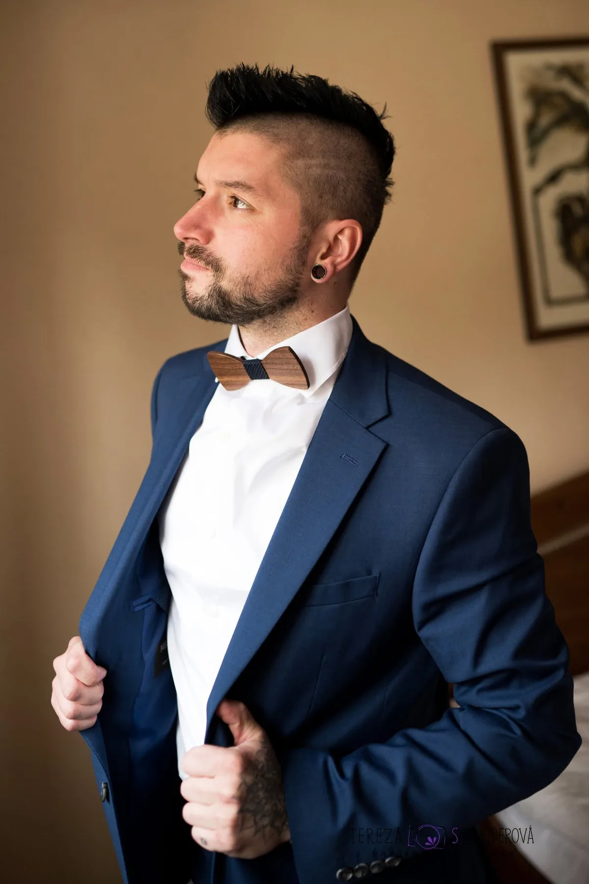 Portrét ženicha v modrém obleku