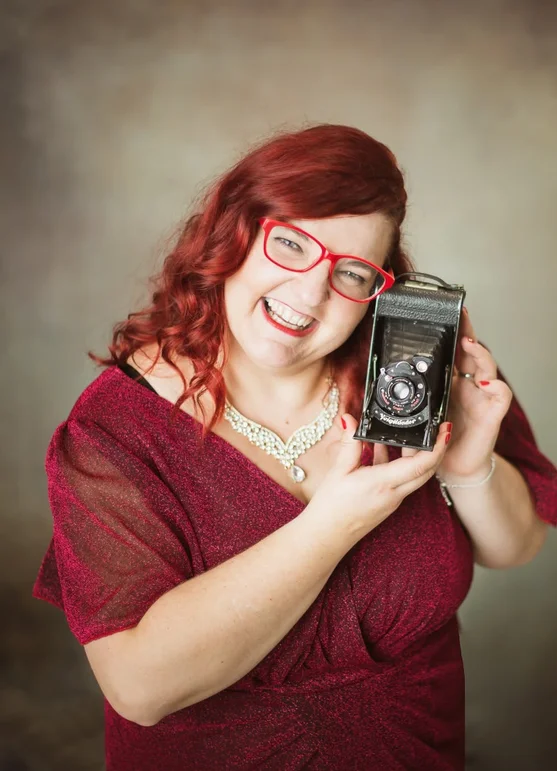 Tereza Schneiderová, fotografka — portrét s historickým fotoaparátem